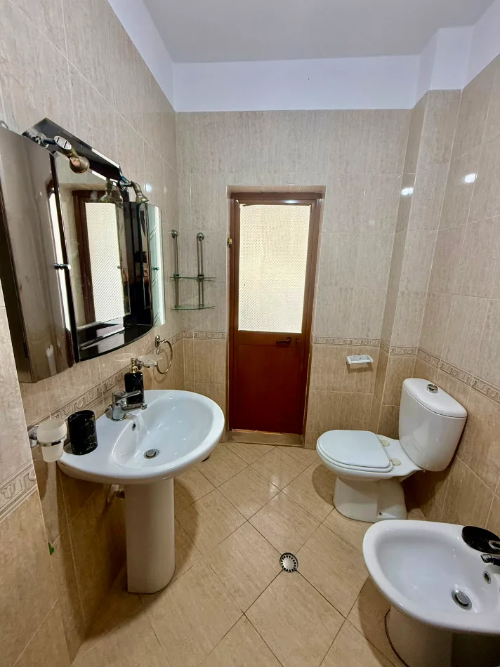 Tirane, jepet me qera apartament 2+1+Aneks Kati 5, 75 m² 500 € (Kryqezimi Brrylit)