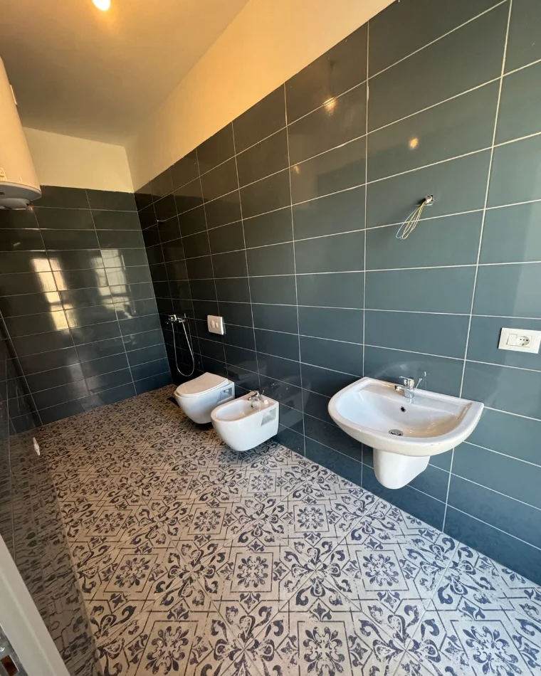 Tirane, jepet me qera apartament 1+1 Kati 1, 69 m² 400 € (kompleksi aura)