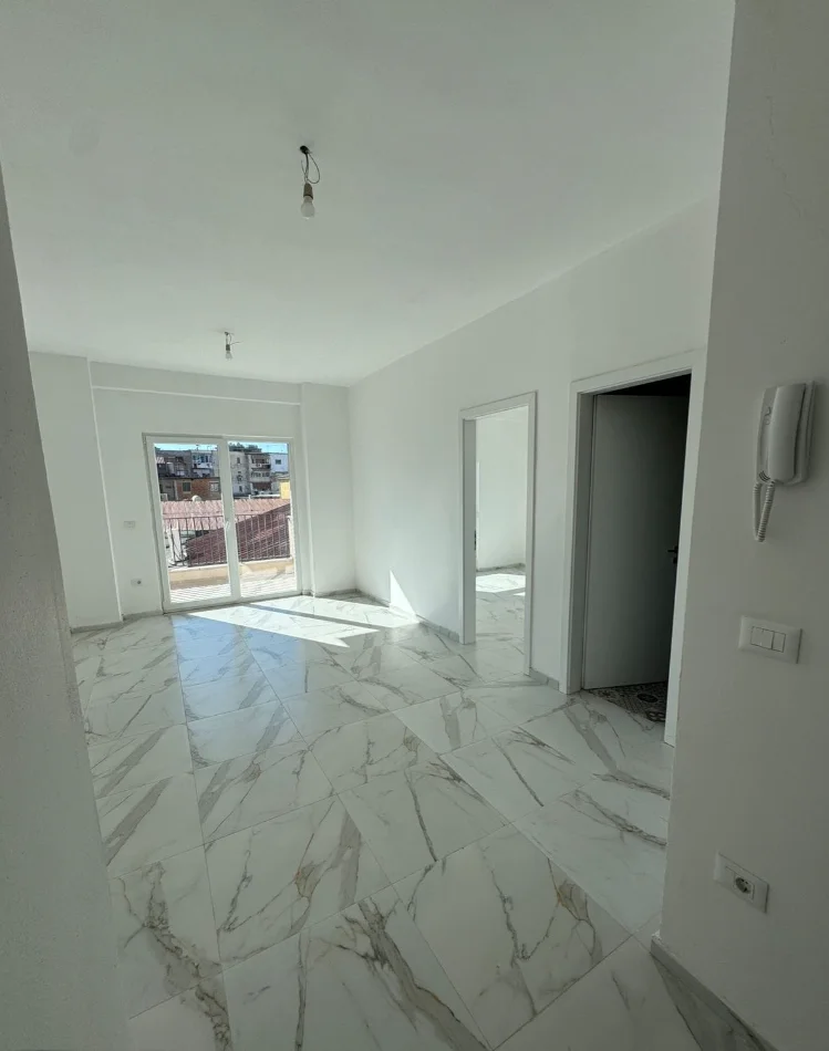 Tirane, jepet me qera apartament 1+1 Kati 1, 69 m² 400 € (kompleksi aura)