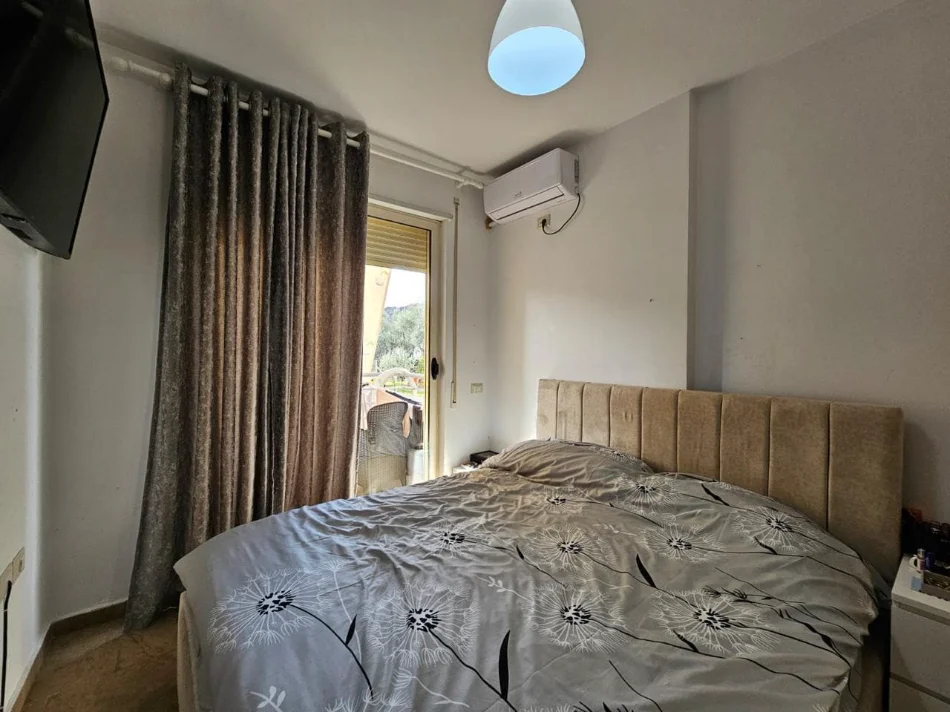 Tirane, jepet me qera apartament 1+1+Ballkon Kati 3, 45 m² 420 € (liqeni i thate)