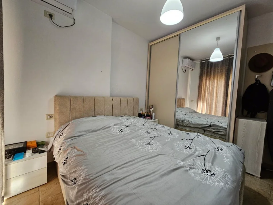 Tirane, jepet me qera apartament 1+1+Ballkon Kati 3, 45 m² 420 € (liqeni i thate)