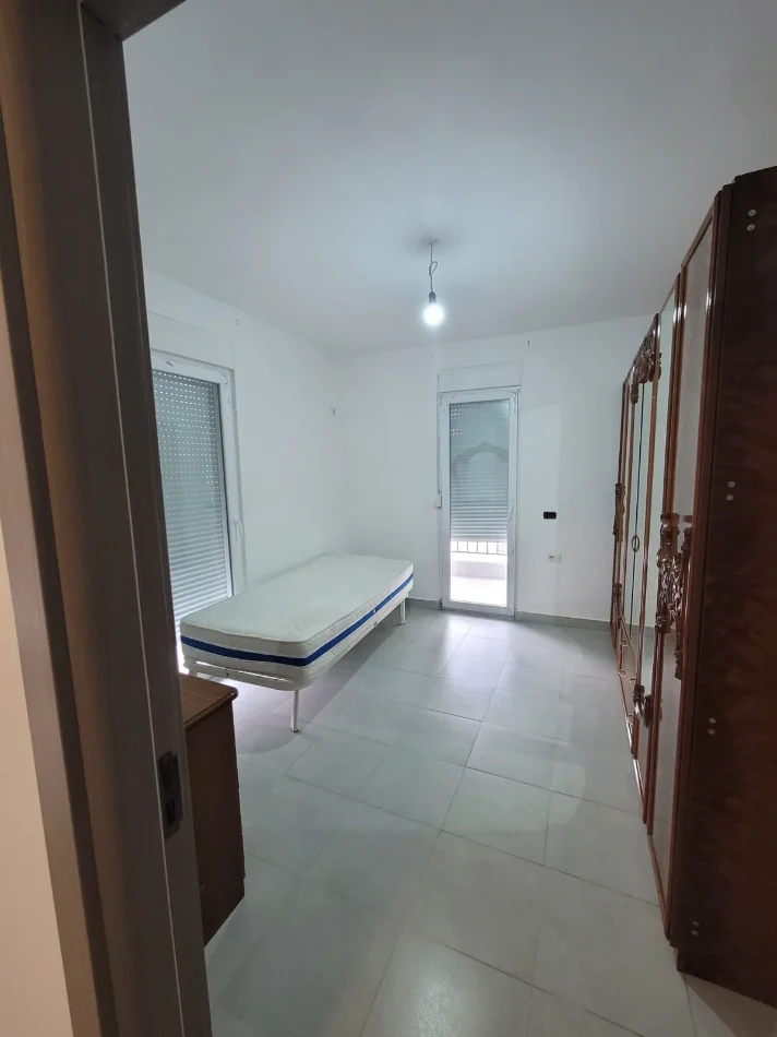 Jepet me qera apartament 2+1 ne 5 Maji , 450 Euro , me ballkon dhe parking