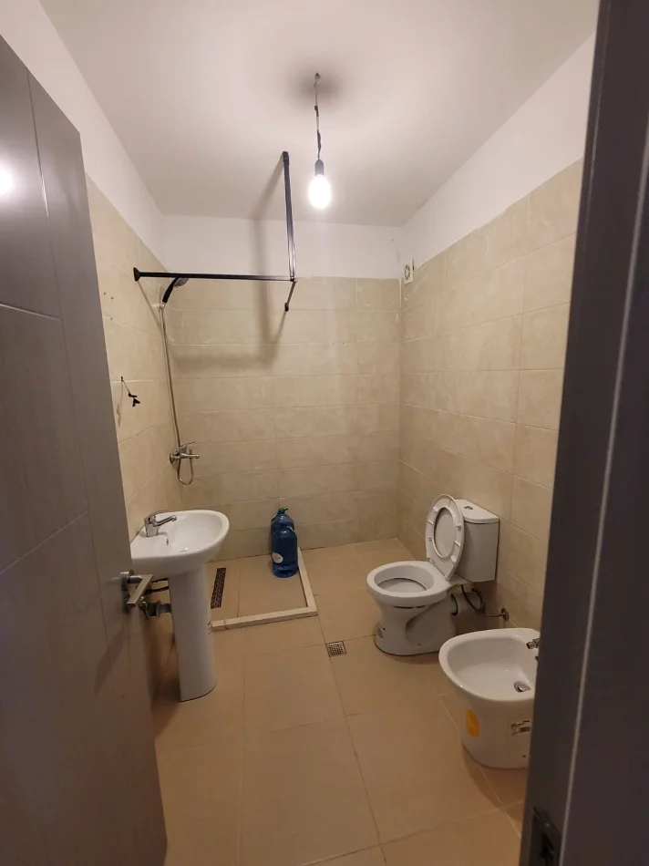 Jepet me qera apartament 2+1 ne 5 Maji , 450 Euro , me ballkon dhe parking
