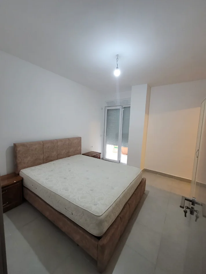 Jepet me qera apartament 2+1 ne 5 Maji , 450 Euro , me ballkon dhe parking