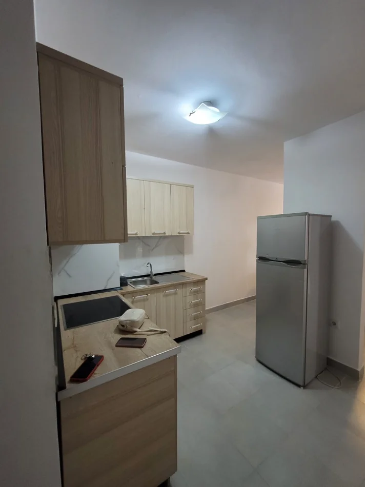 Jepet me qera apartament 2+1 ne 5 Maji , 450 Euro , me ballkon dhe parking