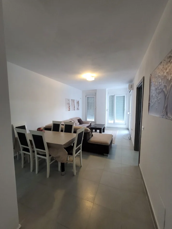 Jepet me qera apartament 2+1 ne 5 Maji , 450 Euro , me ballkon dhe parking