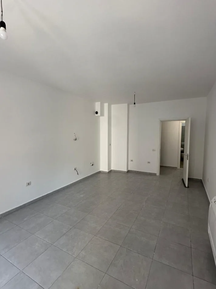 Tirane, jepet me qera apartament 2+1+Ballkon Kati 1, 96 m² 600 € (rruga barrikadave)