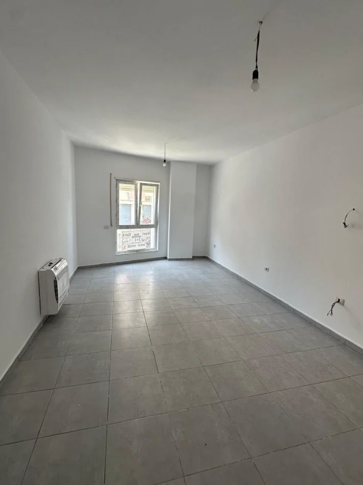 Tirane, jepet me qera apartament 2+1+Ballkon Kati 1, 96 m² 600 € (rruga barrikadave)
