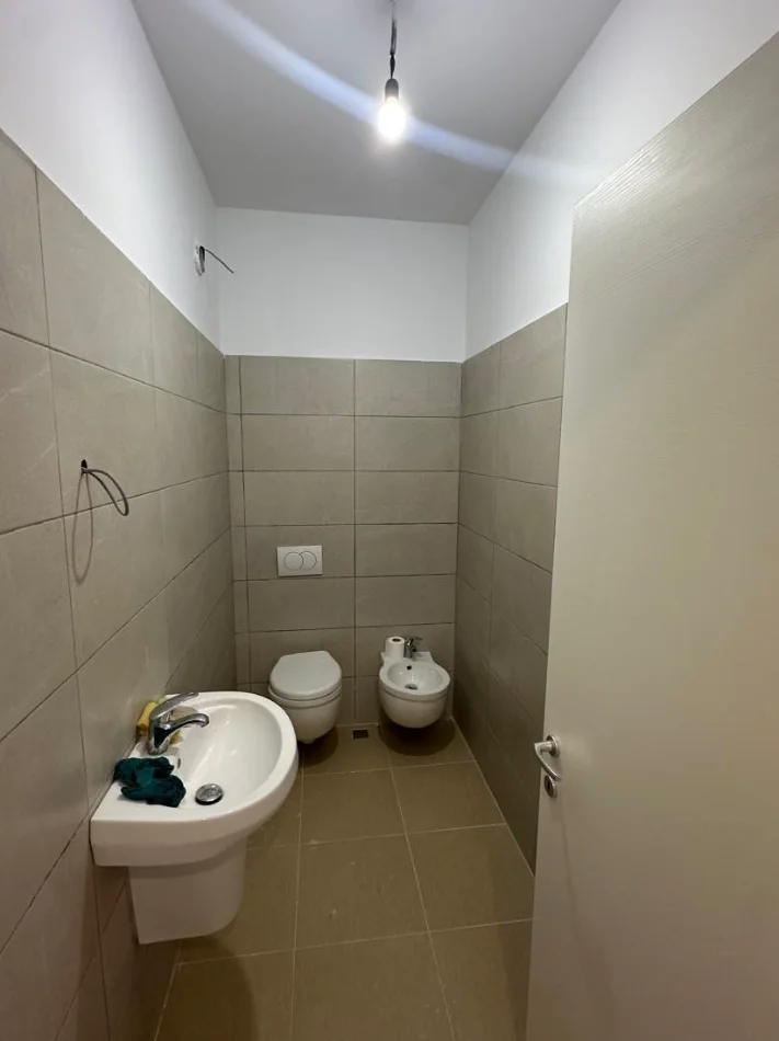 Tirane, jepet me qera apartament 2+1+Ballkon Kati 1, 96 m² 600 € (rruga barrikadave)