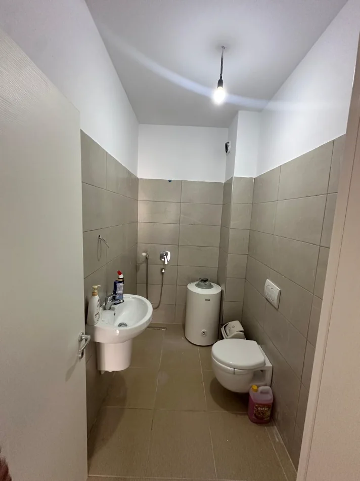 Tirane, jepet me qera apartament 2+1+Ballkon Kati 1, 96 m² 600 € (Barrikada)