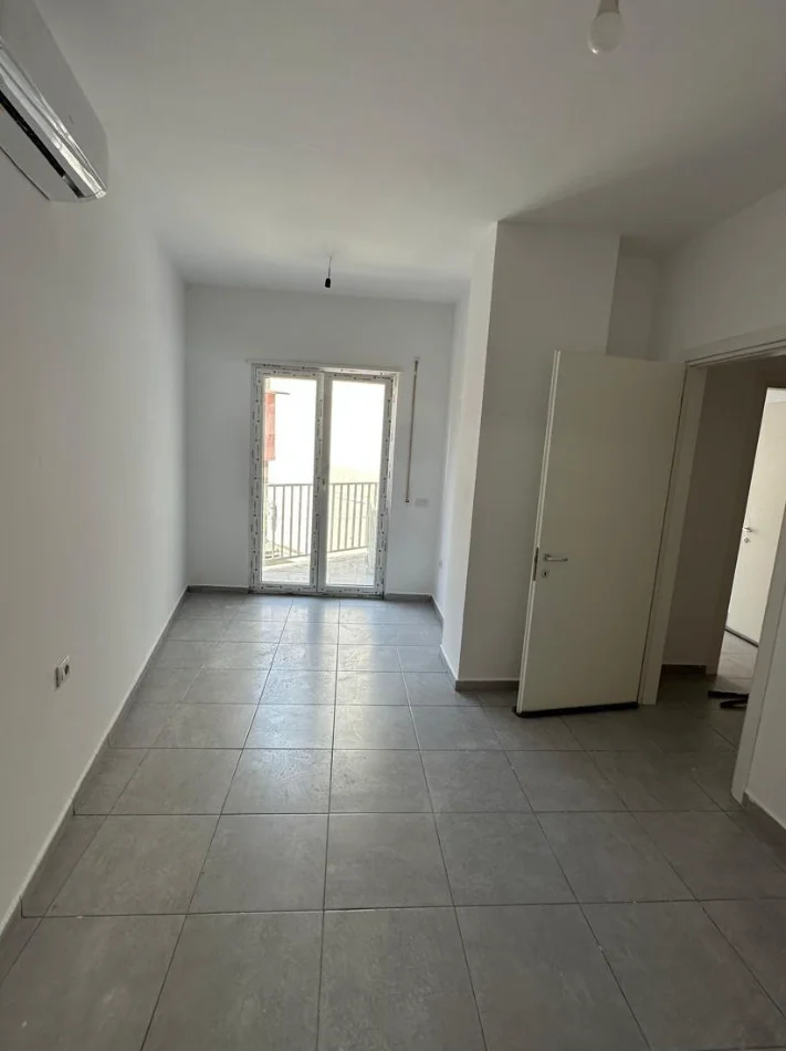 Tirane, jepet me qera apartament 2+1+Ballkon Kati 1, 96 m² 600 € (rruga barrikadave)