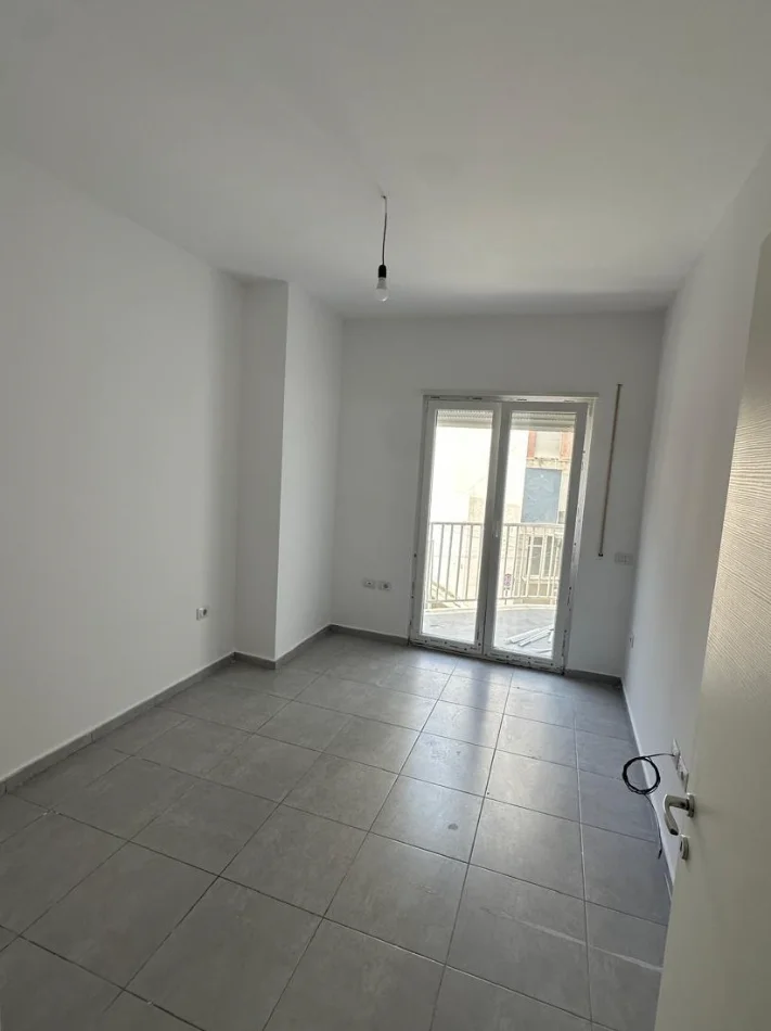 Tirane, jepet me qera apartament 2+1+Ballkon Kati 1, 96 m² 600 € (rruga barrikadave)