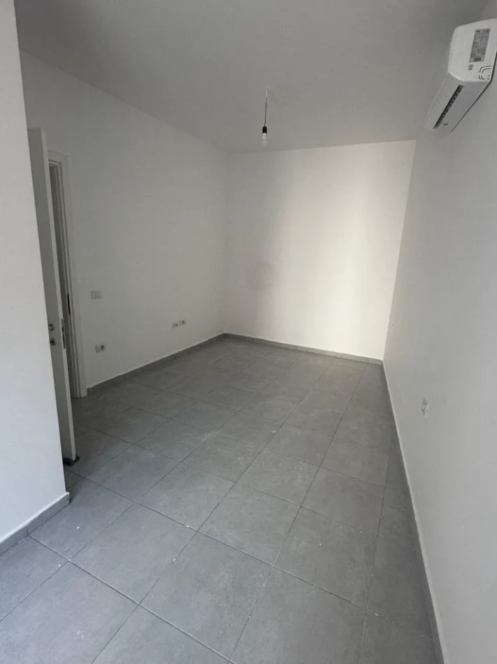Tirane, jepet me qera apartament 2+1+Ballkon Kati 1, 96 m² 600 € (rruga barrikadave)