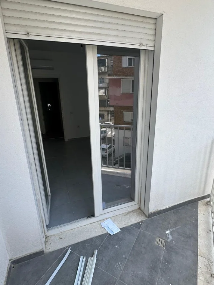 Tirane, jepet me qera apartament 2+1+Ballkon Kati 1, 96 m² 600 € (rruga barrikadave)
