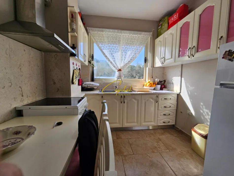 Tirane, jepet me qera apartament 1+1 Kati 3, 45 m² 450 € (LIQENI I THATE)