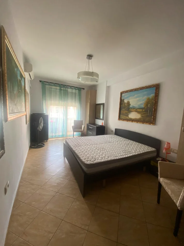 Tirane, jepet me qera apartament 2+1+Ballkon Kati 4, 105 m² 650 € (21 Dhjetori)