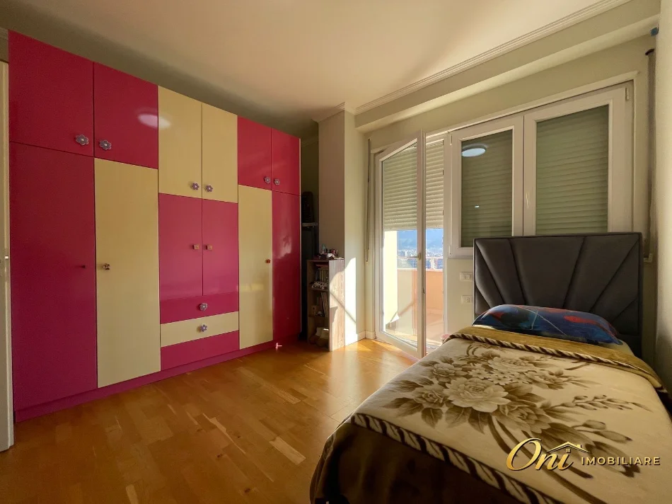 Tirane, shitet apartament 3+1 Kati 4, 180 m² 360.000 € (PRANE XHAMISE)