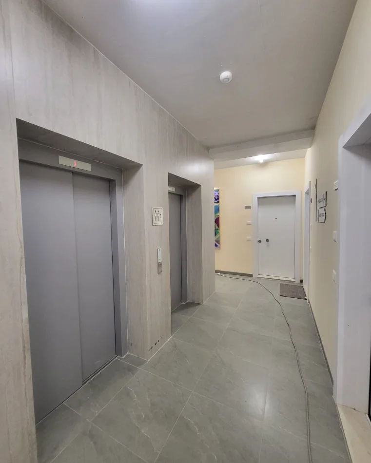 Tirane, jepet me qera apartament 2+1+Ballkon Kati 6, 90 m² 550 € (Ali Demi, Rezidenca Kadiu)