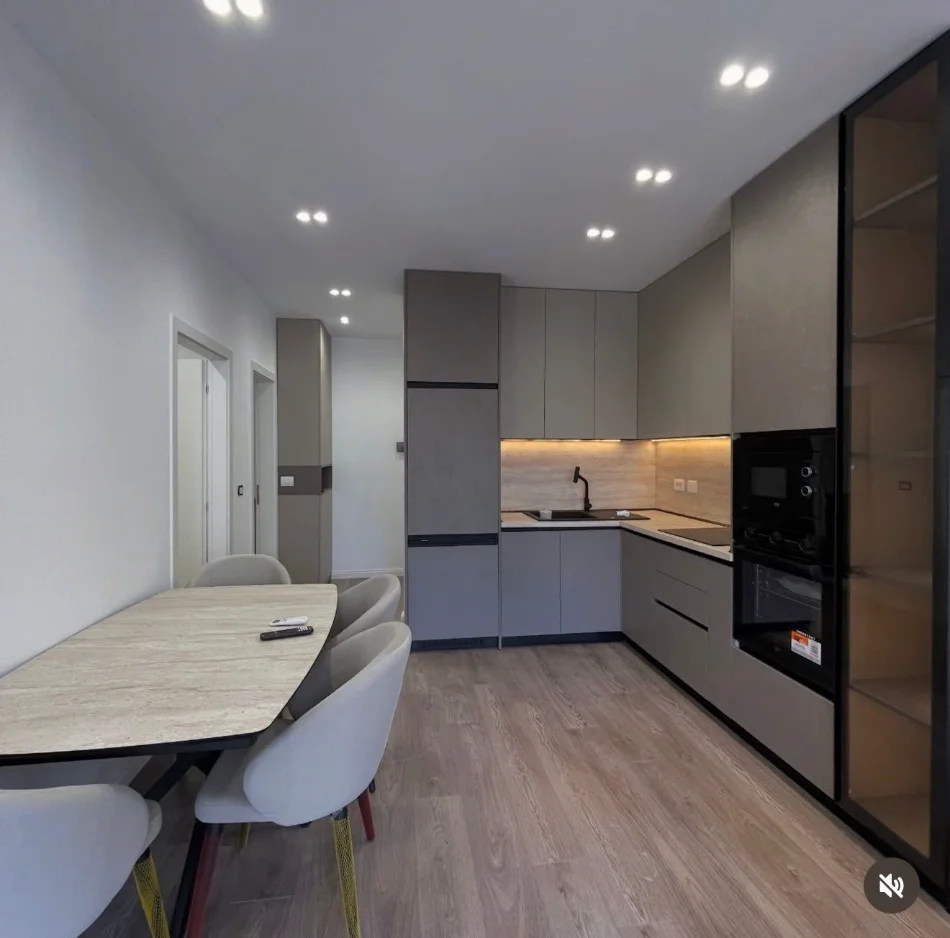 Tirane, jepet me qera apartament 2+1+Ballkon Kati 9, 900 € (Zogu i Zi)