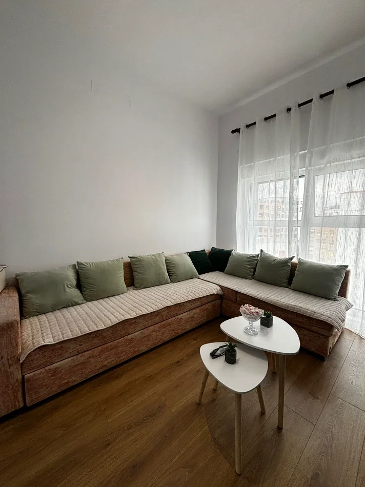 Tirane, jepet me qera apartament 2+1+Ballkon Kati 7, 111 m² 500 € (Ali Demi, Rezidenca Kadiu)