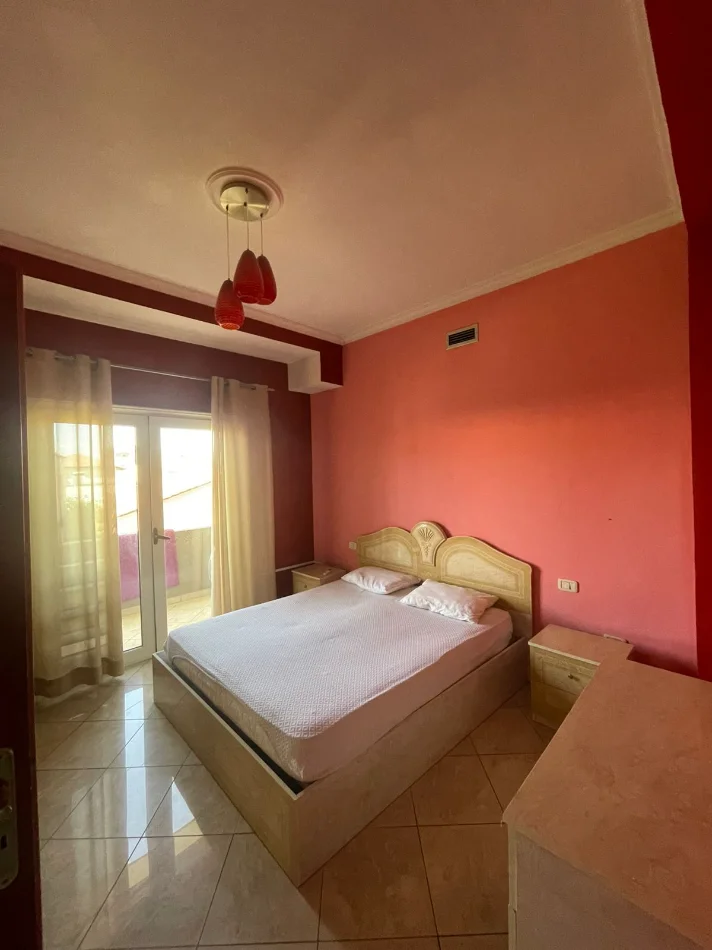 Tirane, jepet me qera apartament 1+1 Kati 1, 400 € (selit)