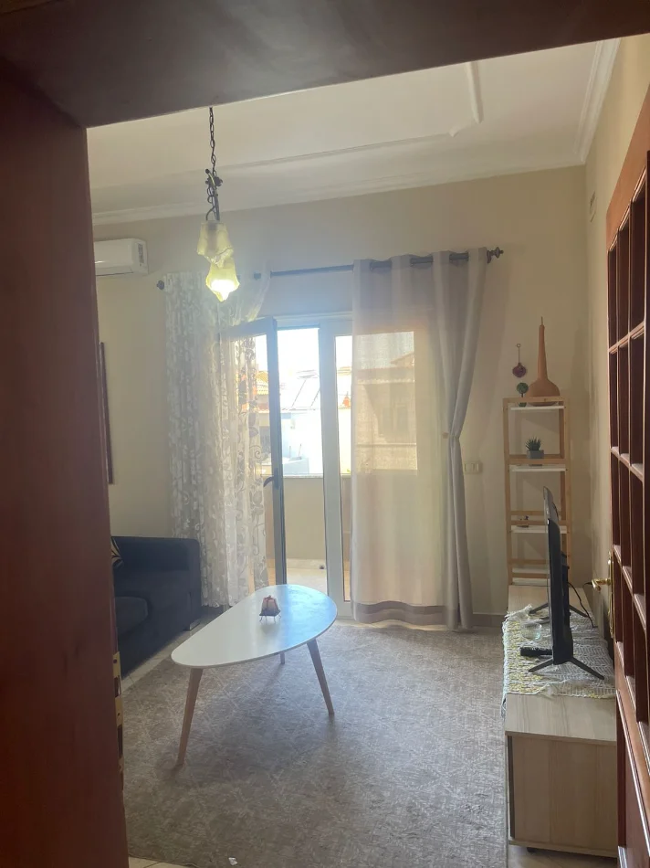Tirane, jepet me qera apartament 1+1 Kati 1, 400 € (selit)