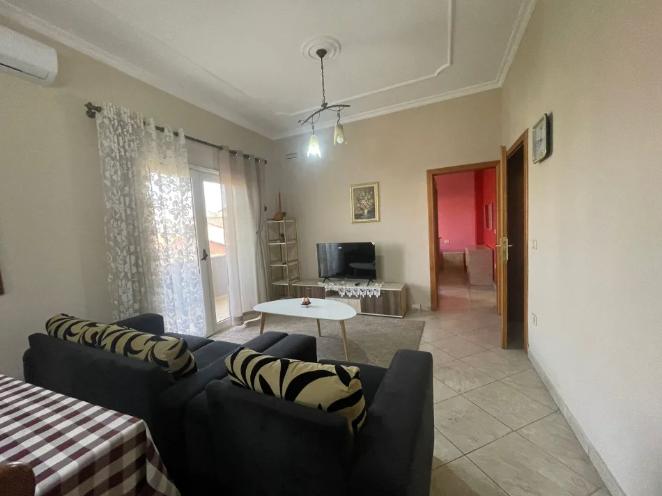 Tirane, jepet me qera apartament 1+1 Kati 1, 400 € (selit)