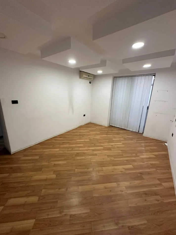Tirane, jepet me qera apartament 1+1+Ballkon Kati 1, 50 m² 750 € (21 Dhjetori)