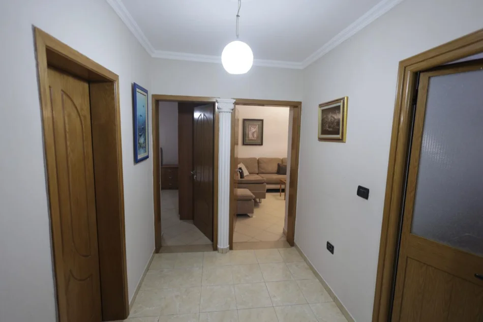 Tirane, jepet me qera apartament 2+1 Kati 2, 75 m² 550 € (PRANE MARTENITETIT)