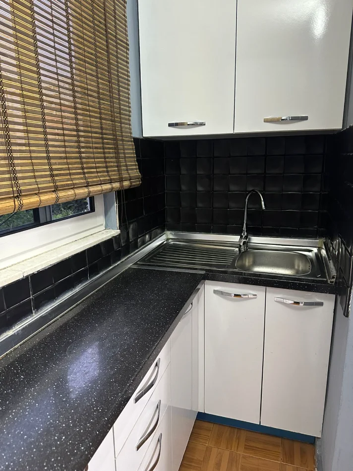 Tirane, jepet me qera apartament 2+1 Kati 2, 450 € (Rruga Kongresi Manastirit)