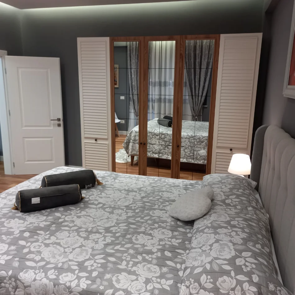 Tirane, jepet me qera apartament 1+1 Kati 4, 70 m² 650 € (Rruga Margarita Tutulani)