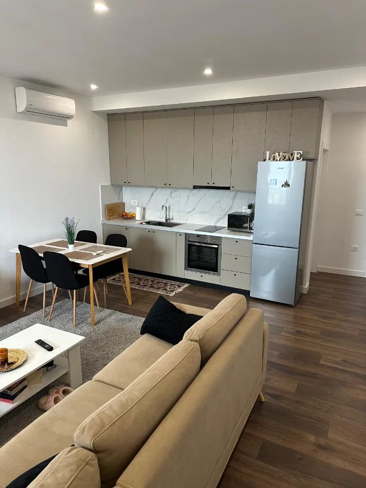Tirane, jepet me qera apartament 1+1+Ballkon Kati 3, 70 m² 400 €
