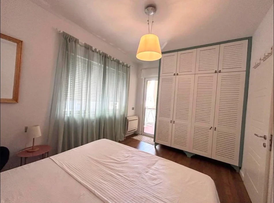 Tirane, jepet me qera apartament 2+1+Ballkon Kati 5, 111 m² 1.000 € (Liqeni i Thate)