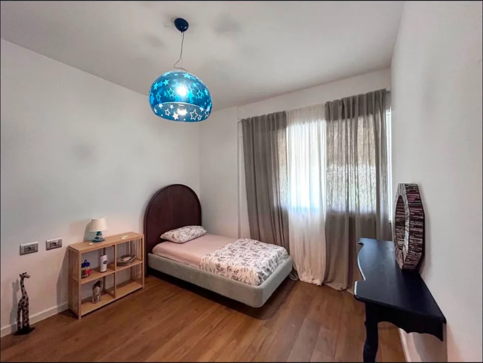 Tirane, jepet me qera apartament 2+1+Ballkon Kati 5, 111 m² 1.000 € (Liqeni i Thate)