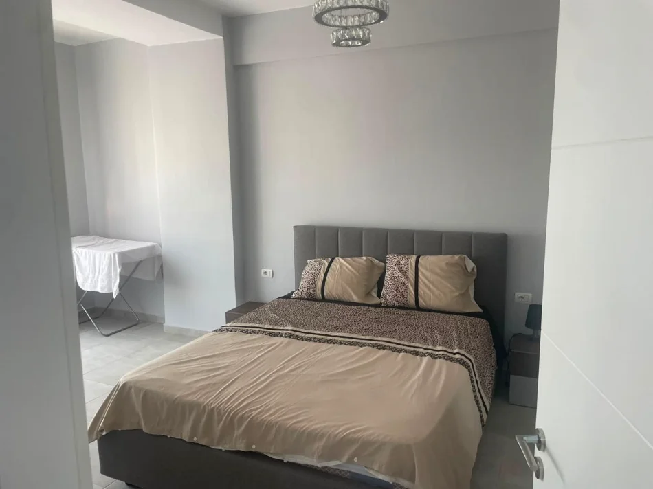 Tirane, jepet me qera apartament 2+1 Kati 5, 110 m² 700 € (BRRYLI)