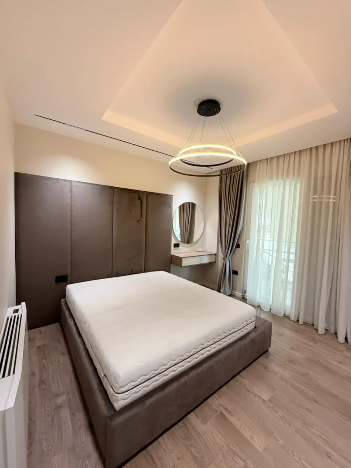 Tirane, jepet me qera apartament 2+1+2 +Ballkon Kati 3, 131 m² 1.350 € (Liqeni i Thate)