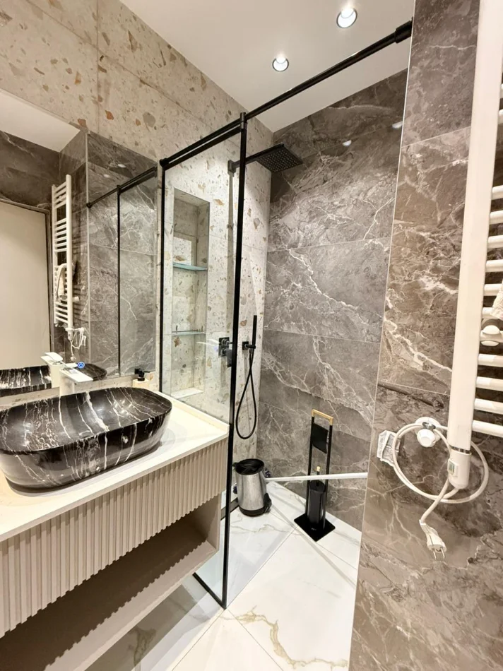 Tirane, jepet me qera apartament 2+1+2 +Ballkon Kati 3, 131 m² 1.350 € (Liqeni i Thate)