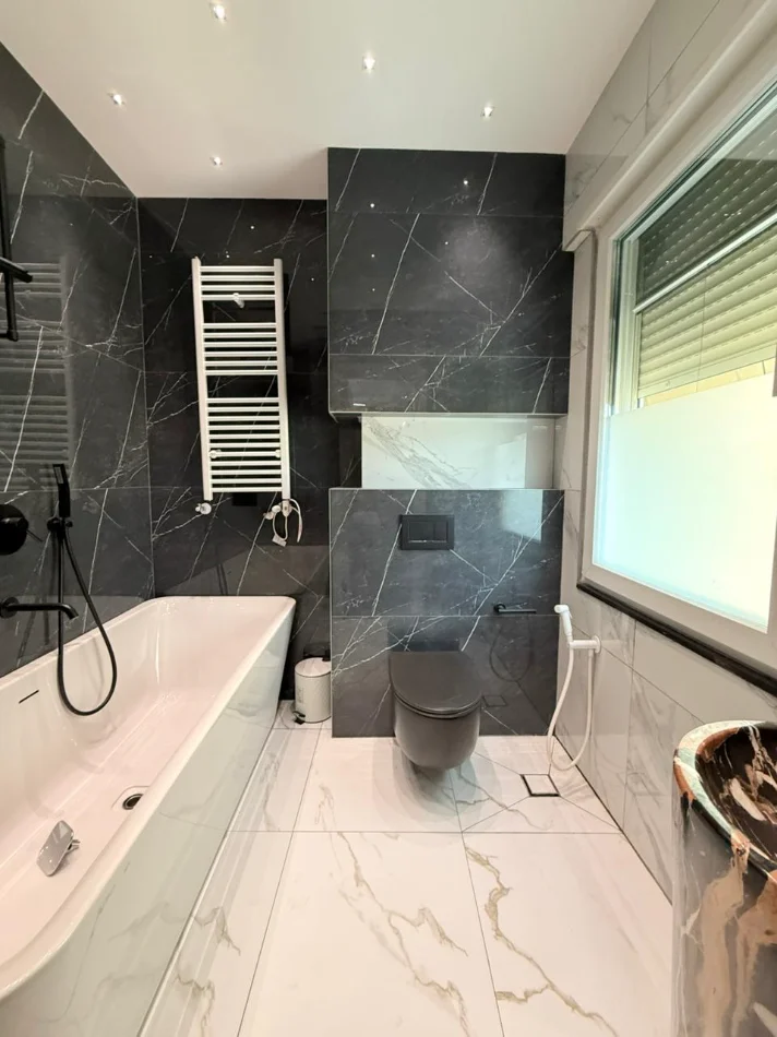 Tirane, jepet me qera apartament 2+1+2 +Ballkon Kati 3, 131 m² 1.350 € (Liqeni i Thate)