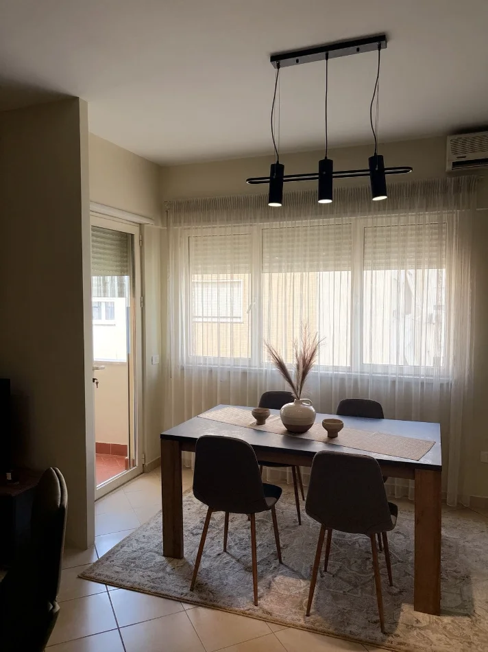 Tirane, jepet me qera 1+1+Aneks Kati 4, 70 m² 790 € (Komuna e Parisit)