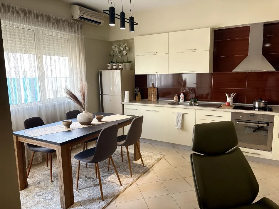 Tirane, jepet me qera 1+1+Aneks Kati 4, 70 m² 790 € (Komuna e Parisit)