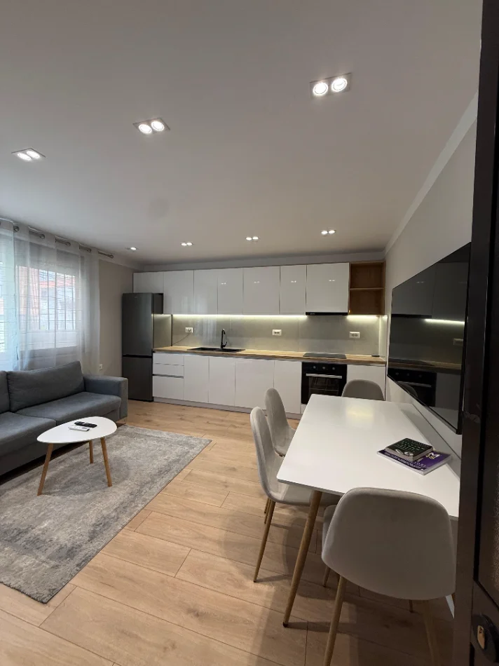 Tirane, jepet me qera apartament 1+1 Kati 2, 60 m², 60.000 LEKE (PRANE SHKOLLES SE KUQE)
