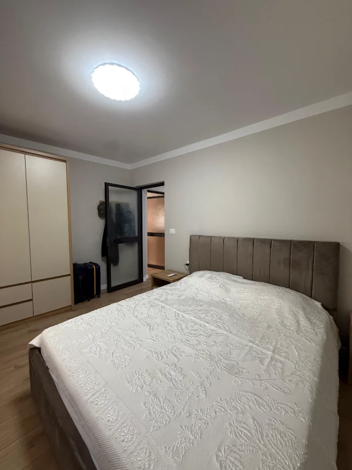 Tirane, jepet me qera shtepi 1+1 Kati 2, 60 m² 60.000 Leke/Muaj, Prane Shkolles se Kuqe