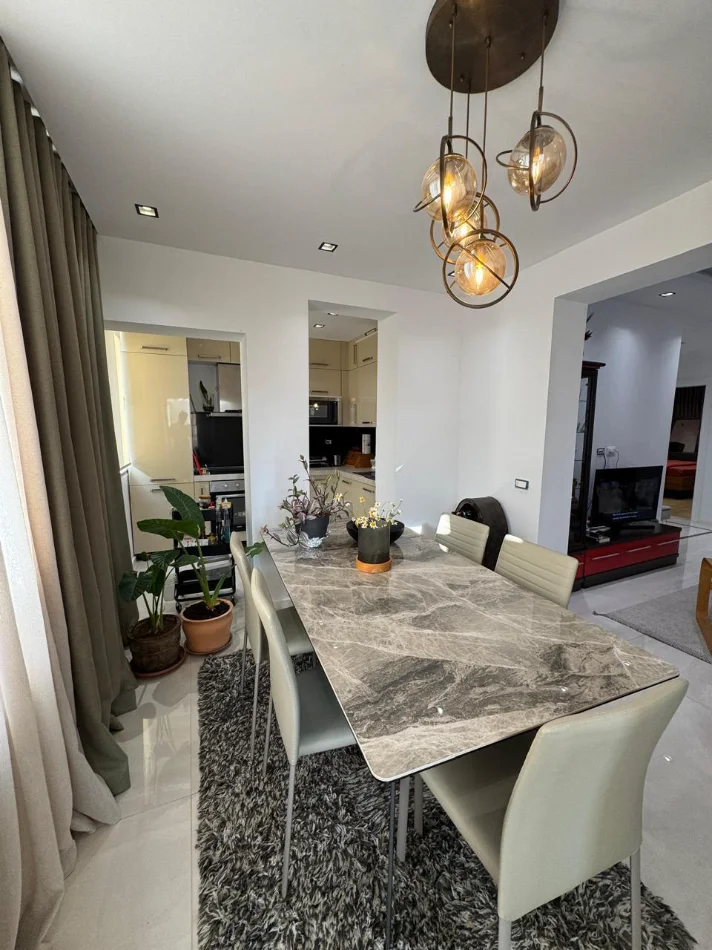 Tirane, jepet me qera apartament 2+1+Ballkon , 1.000 € (Qender, Tregu Cam)