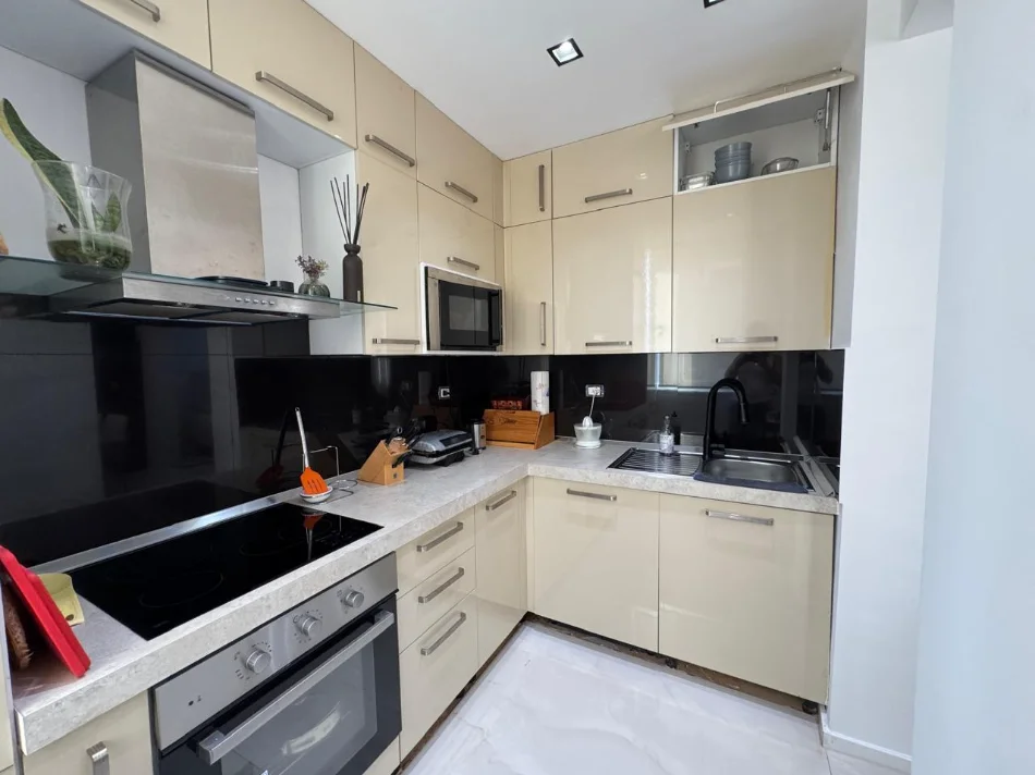 Tirane, jepet me qera apartament 2+1 Kati 4, 100 m² 1.000 € (QENDER, PRANE TREGUT CAM)