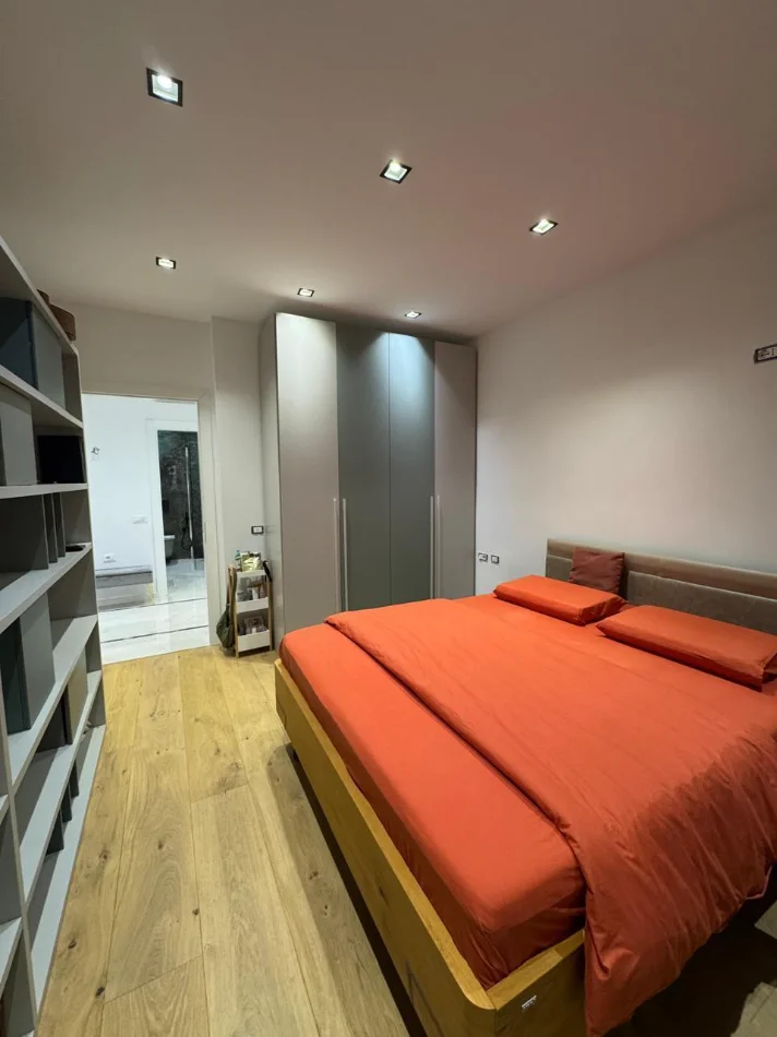 Tirane, jepet me qera apartament 2+1 Kati 4, 100 m² 1.000 € (QENDER, PRANE TREGUT CAM)