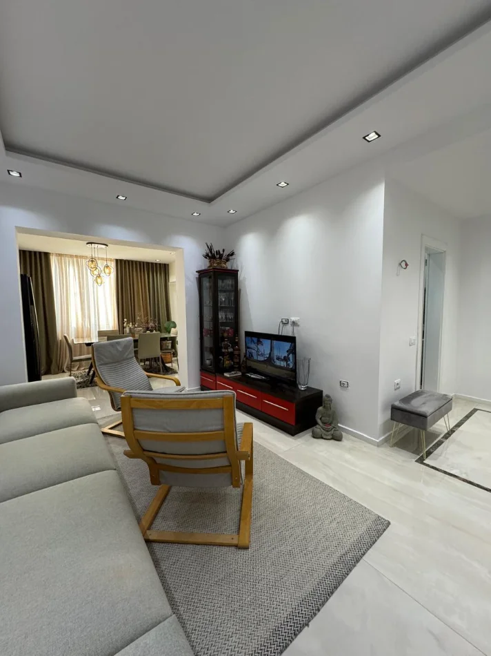 Tirane, jepet me qera apartament 2+1+Ballkon , 1.000 € (Qender, Tregu Cam)