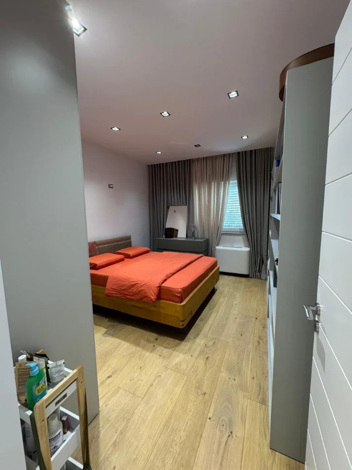 Tirane, jepet me qera apartament 2+1+Ballkon Kati 4, 100 m² 1.000 € (Tregu Cam, Qender)
