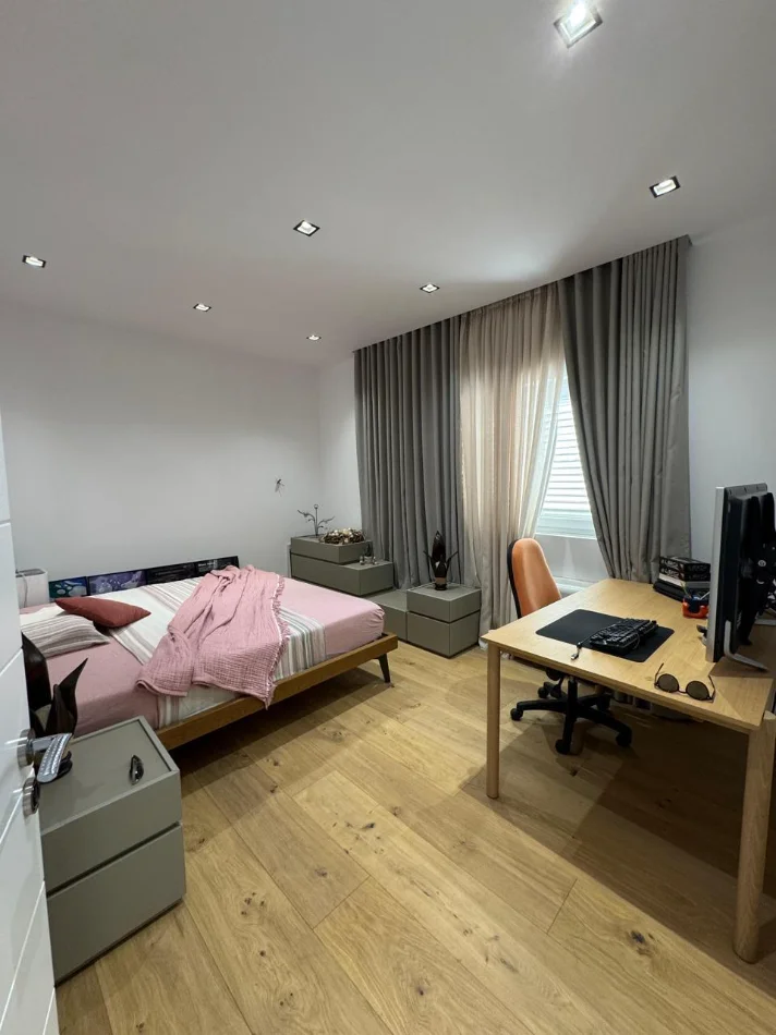 Tirane, jepet me qera apartament 2+1+Ballkon Kati 4, 100 m² 1.000 € (Tregu Cam, Qender)