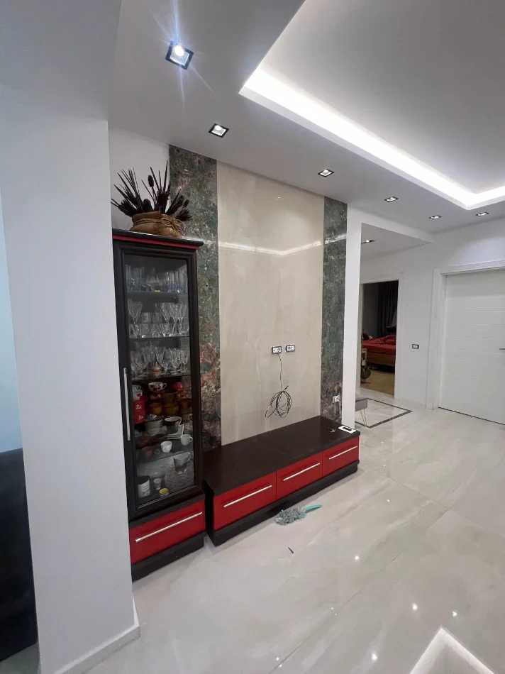 Tirane, jepet me qera apartament 2+1+Ballkon Kati 4, 100 m² 1.000 € (Tregu Cam, Qender)