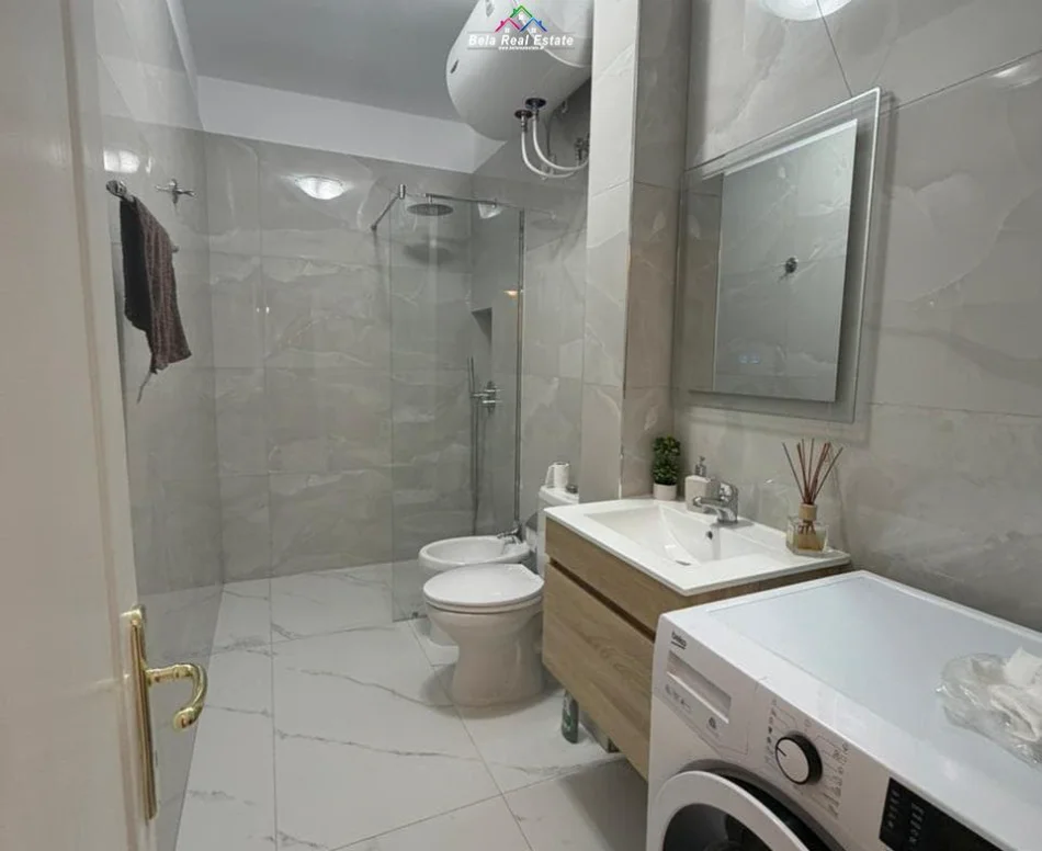 Apartament 2+1 Me Qera Tek Pazari I Ri 1000 euro  ( ID B220696) Tirane